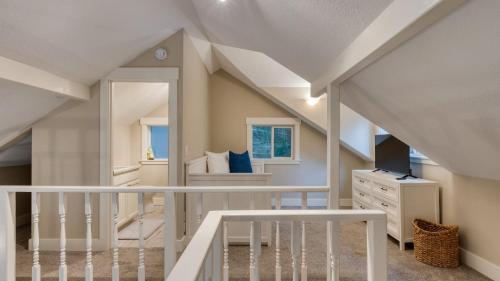 ein Kinderzimmer mit einem weißen Kinderbett und ein Schlafzimmer in der Unterkunft Cozy Cannon Beach Home Near Haystack Rock Downtown Steps from the Sea by AvantStay in Cannon Beach