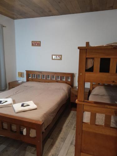 une chambre avec deux lits superposés dans une pièce dans l'établissement Cafayate Suite, à Cafayate