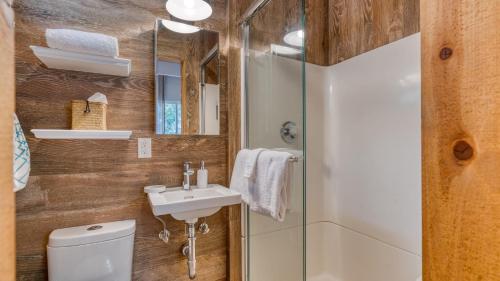un bagno con wc, lavandino e doccia di Cozy Tahoe Townhome w Fireplace Balcony Quick Access to Trails Lake Cubana - Dollar Hill by AvantStay a Lake Forest
