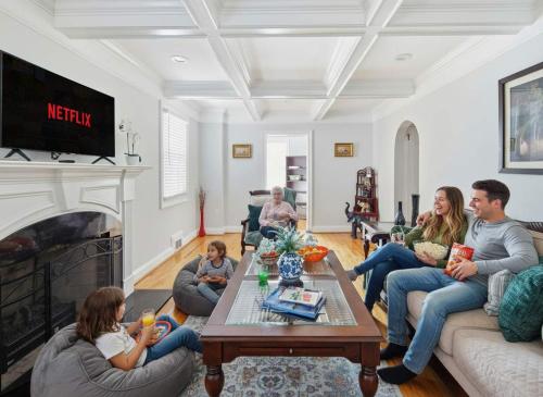 TV a/nebo společenská místnost v ubytování Sleeps 14 Games Minutes to the Capitol