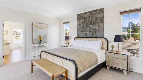 Voodi või voodid majutusasutuse Temecula Stay w Pool Movie Room Sauna Tennis Court Panoramic Valley Views Via de Oro Estate by Avantstay toas