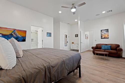 Voodi või voodid majutusasutuse Near Disney Tmorrows Grand Getaway with Dock! toas