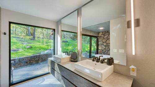 Fotografie z fotogalerie ubytování Sonoma Escape with Pool Sauna Hammock Lounge Easy Access to Wineries and Dining Fable Sonoma by AvantStay v destinaci Bak