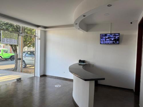 une pièce avec un comptoir avec une télévision au mur dans l'établissement Bonito apto en el corazon de Yopal, à Bogotá