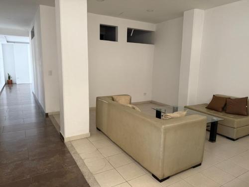 un salon avec un canapé et une table dans l'établissement Bonito apto en el corazon de Yopal, à Bogotá