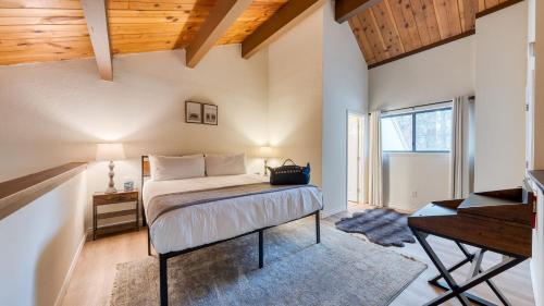 Voodi või voodid majutusasutuse Crystal Pines Cozy Lake Tahoe Escape with Fully Equipped Kitchen and Balcony Views toas