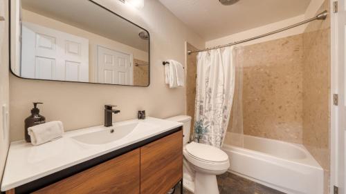 Vannituba majutusasutuses Crystal Pines Cozy Lake Tahoe Escape with Fully Equipped Kitchen and Balcony Views