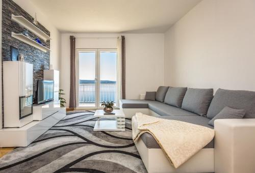 Große Wohnung In Omiš Mit Möbliertem Balkon