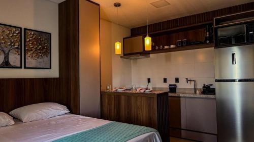 una piccola cucina con frigorifero e bancone di Moov Smart Home – Studios e Apartamentos por Temporada em Cuiabá a Cuiabá
