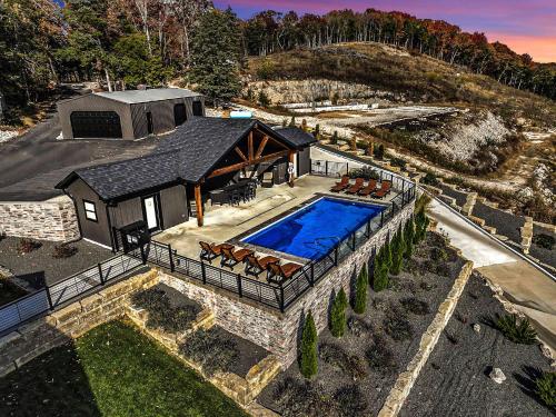 Bassein majutusasutuses Lakefront Ozarks Home w Private Dock & Pool või selle lähedal