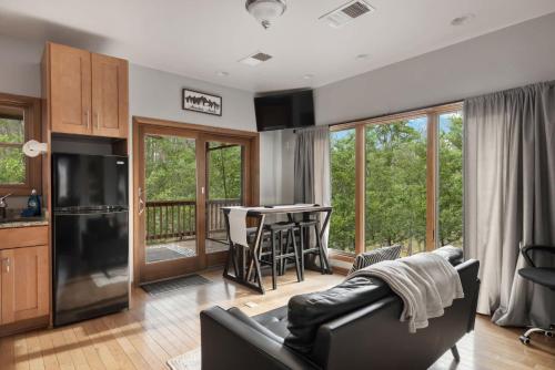 Кухня или мини-кухня в Two Cabins Retreat in Woods Resort - Dog-Friendly
