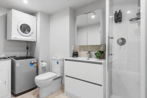 Ένα μπάνιο στο 6 on Adams