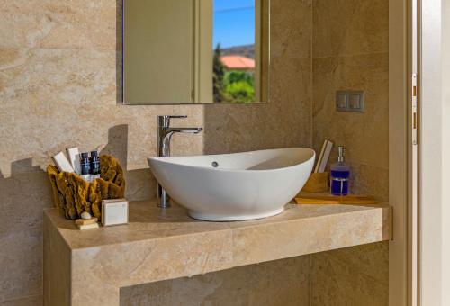 Ένα μπάνιο στο Elounda Spa Villa Crete - Ultimate Luxury Resort