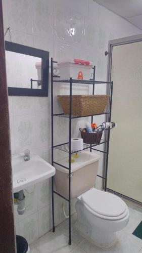 une salle de bains avec toilettes et lavabo dans l'établissement Apartamento a unos pasos de la playa, à Carthagène des Indes