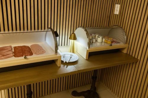 een houten plank met een spiegel en een kaptafel bij Logis Hôtel Blue Garden in Grandvillers