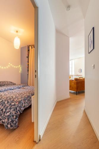 Un dormitorio con una cama y una sala de estar. en Montpellier, en Montpellier