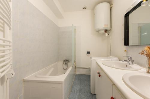 Un baño con bañera, lavabo y bañera. en Montpellier, en Montpellier