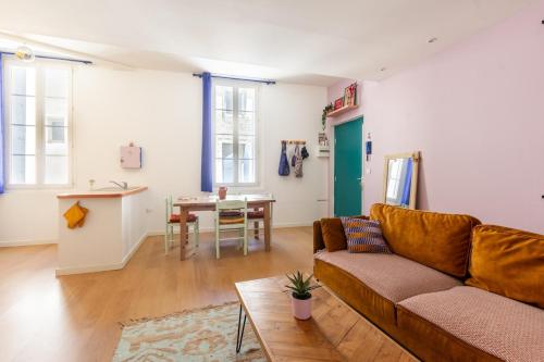 una sala de estar con un sofá y una mesa en Montpellier, en Montpellier