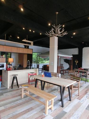 perBed Hostel-Sun Moon Lake Station tesisinde bir restoran veya yemek mekanı