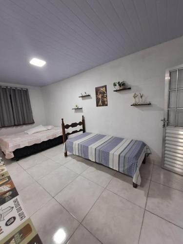 une chambre avec deux lits dans une pièce dans l'établissement Condominio Merces, à Belo Horizonte
