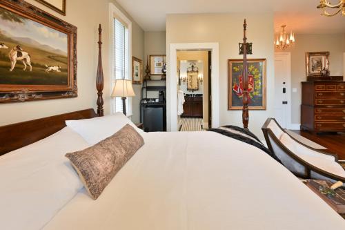 Voodi või voodid majutusasutuse Magnolia Hall - The Britton Suite - King Suite toas