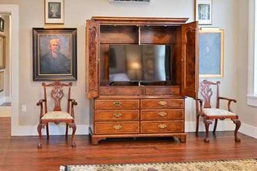 Televiisor ja/või meelelahutuskeskus majutusasutuses Magnolia Hall - The Britton Suite - King Suite