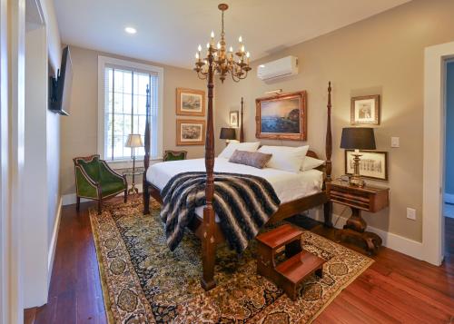 Voodi või voodid majutusasutuse Magnolia Hall - Armstrong Suite - King Suite toas