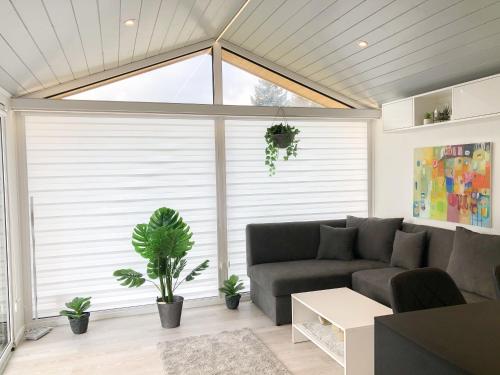 ein Wohnzimmer mit Couch und großem Fenster in der Unterkunft Ferienhaus in Rohrbach An Der Gölsen mit Garten, Grill und Terrasse in Rohrbach An Der Gölsen