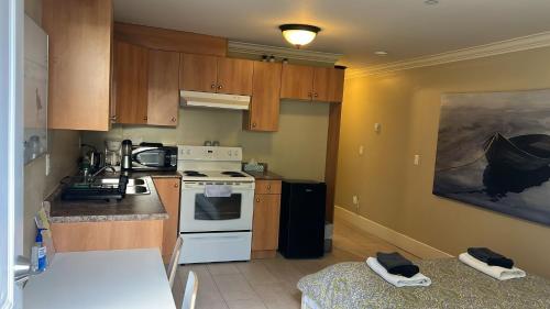 Nhà bếp/bếp nhỏ tại Private Guesthouse Next to Mall & Skytrain