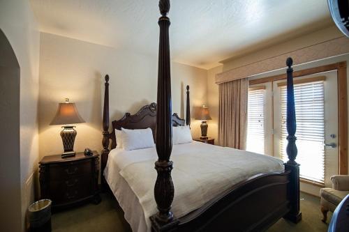 Postel nebo postele na pokoji v ubytování Family-Friendly 2B2B Zermatt Villa Near Park City & Sundance Ski Resorts - 7173