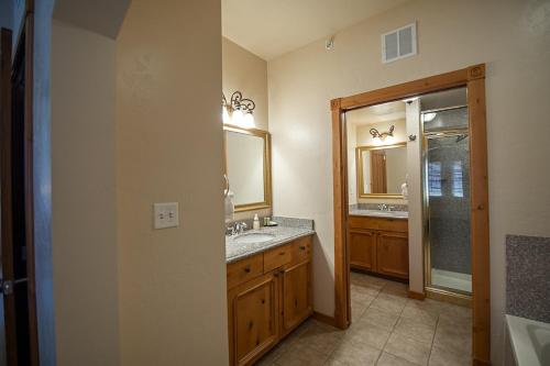 Koupelna v ubytování Family-Friendly 2B2B Zermatt Villa Near Park City & Sundance Ski Resorts - 7173