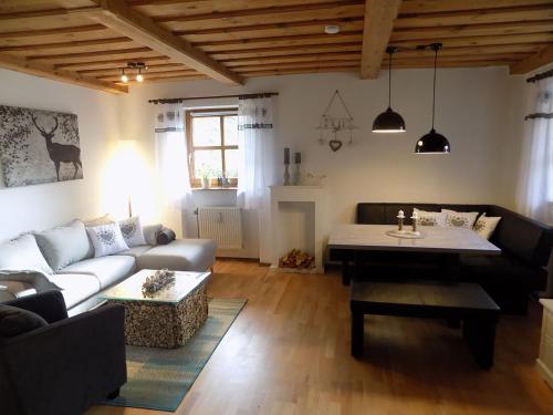 ein Wohnzimmer mit Sofa und Tisch in der Unterkunft Ferienwohnung für 4 Personen ca 60 m in Hauzenberg-Raßreuth, Bayern Bayerischer Wald in Hauzenberg