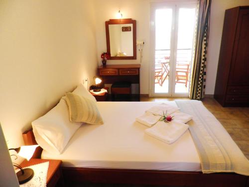 Łóżko lub łóżka w pokoju w obiekcie Giannikas Apartments