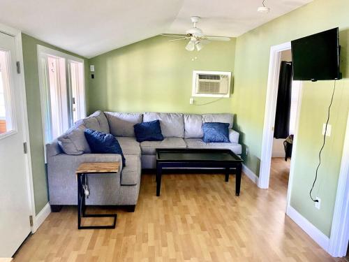 ein Wohnzimmer mit Sofa und Tisch in der Unterkunft Cozy Cottage Alton Bay in Alton