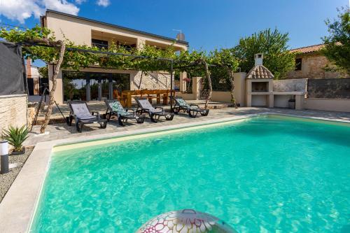 Schönes Ferienhaus In Modrusani Mit Großem Garten