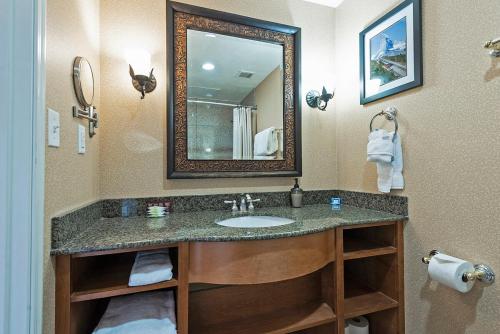 une salle de bain avec un lavabo et un miroir dans l'établissement Alpine Double Queen Suite Near Deer Valley & Park City - 231, à Mound City