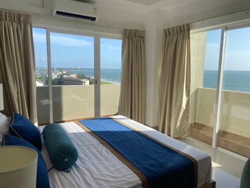 Ένα ή περισσότερα κρεβάτια σε δωμάτιο στο Ocean Breeze Negombo by Wavelet360