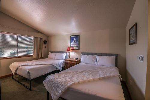 Postel nebo postele na pokoji v ubytování Cozy Double Queen Mountain Suite Near Park City - 3055