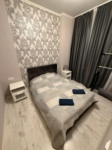 een slaapkamer met een bed met twee dienbladen erop bij Jurges Relax Graza in Daugavpils