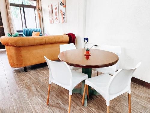 圣佩德罗拉拉古纳Magical Lakehouse Steps From All the Fun的带沙发的客厅配有桌椅