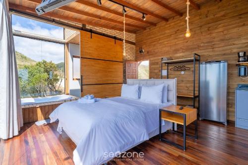 Giường trong phòng chung tại Cabana com jacuzzi prox de Florianópolis VST026