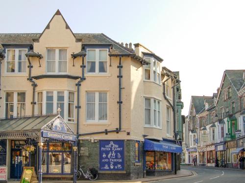 ein Gebäude in einer Stadtstraße mit einem Geschäft in der Unterkunft Loft 10 in Keswick