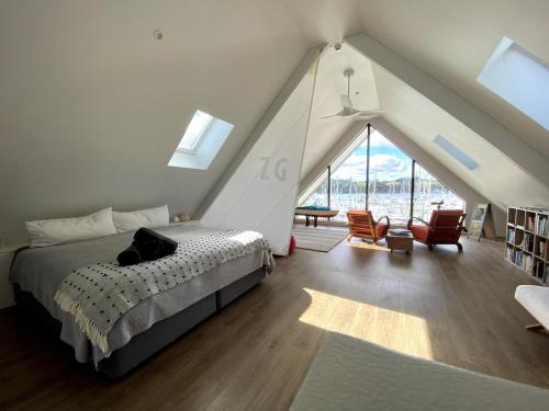 Postel nebo postele na pokoji v ubytování Luxury Marina Apartment - Opua, Bay of Islands