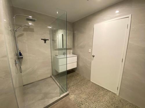 Koupelna v ubytování Luxury Marina Apartment - Opua, Bay of Islands