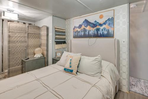 een slaapkamer met een groot wit bed in een kamer bij Lake Malone Cabin Getaway! Dock, Fire Pit, Grill in Dunmor