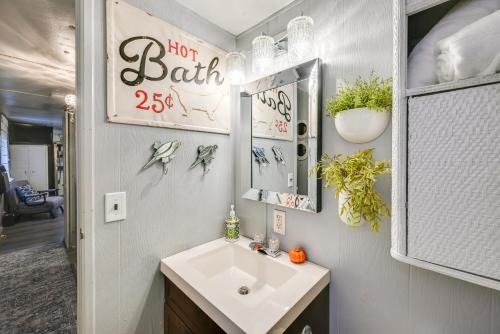 een badkamer met een wastafel en een spiegel bij Lake Malone Cabin Getaway! Dock, Fire Pit, Grill in Dunmor