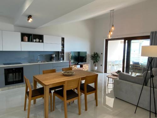 Köök või kööginurk majutusasutuses Frisch Renovierte Ferienwohnung Mit Meerblick