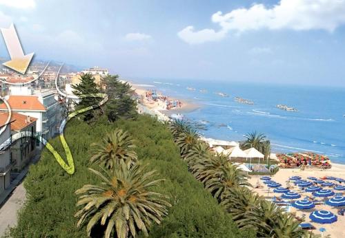 - une plage avec des parasols bleus et l'océan dans l'établissement Ferienwohnung In Cupra Marittima, à Cupra Marittima
