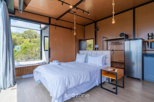 Un dormitorio con una cama grande y una ventana. en Cabaña con chimenea e hidromasaje! VST044, en Annitapolis