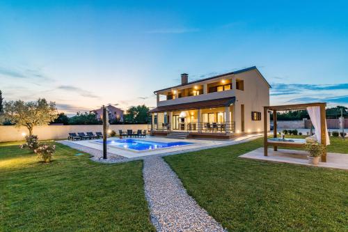 Beeindruckende Luxusvilla Mit Beheiztem Privatpool